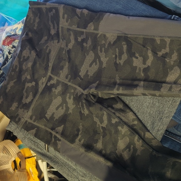 Size small fabletics power hold leggings camo print with cell phone pockets - Picture 2 of 4